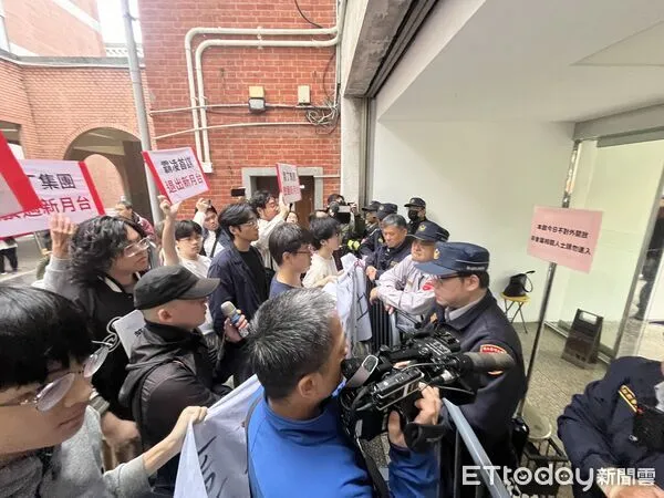 ▲▼台大今天舉行校長續任投票,高教工會與台大學生出面抗議,擔任新月台主任的台大副校長丁詩同與顧問袁孝維,對員工職場霸凌,應該下台。(圖/記者許敏溶攝)