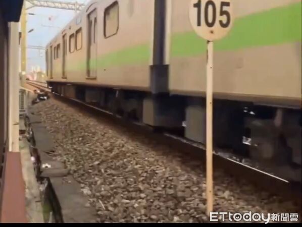 ▲▼情侶吵到鐵軌上,路人緊急按鈕通知火車慢行。(圖/民眾提供)