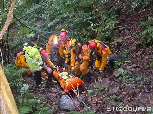 ▲▼男龍門谷登山摔落受困。(圖/記者郭世賢翻攝)
