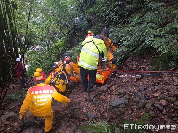 ▲▼男龍門谷登山摔落受困。(圖/記者郭世賢翻攝)
