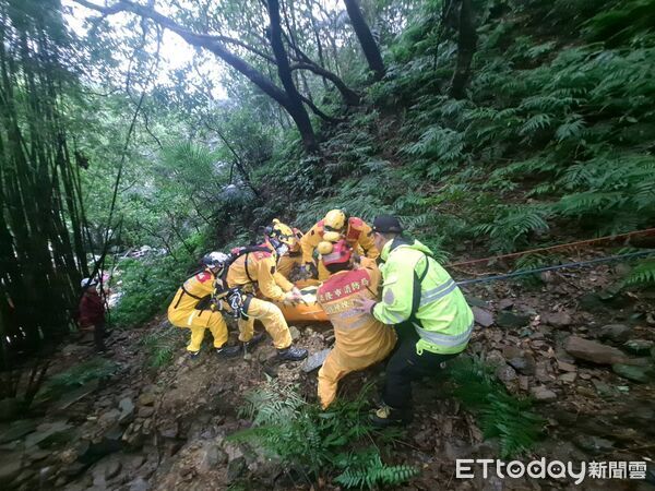 ▲▼男龍門谷登山摔落受困。(圖/記者郭世賢翻攝)