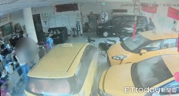 ▲▼鳳山火燒車 。(圖/記者陳宏瑞翻攝)