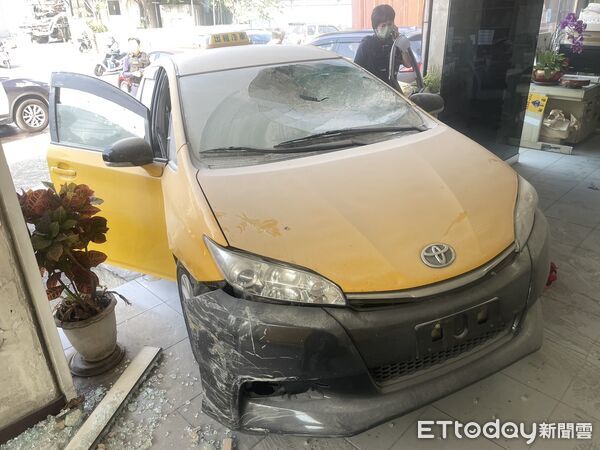 ▲▼鳳山火燒車 。(圖/記者陳宏瑞翻攝)
