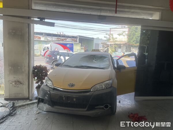 ▲▼鳳山火燒車 。(圖/記者陳宏瑞翻攝)