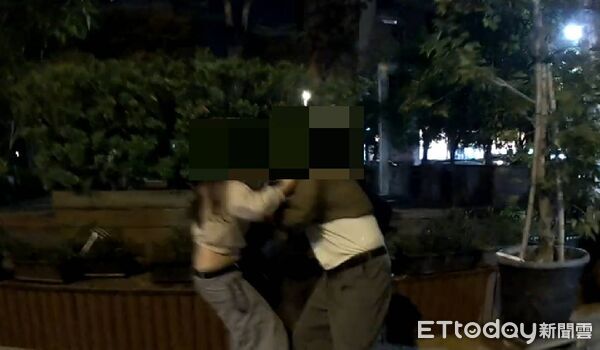 ▲▼台中老虎城戶外酒吧因酒錢算不清,發生男女互拉扯。(圖/民眾提供,下同)