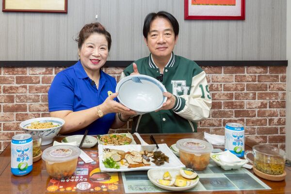 ▲▼總統賴清德赴中配郭明華開的「開封包公私房麵」捧場。(圖/翻攝自Facebook/賴清德)