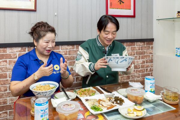 ▲▼總統賴清德赴中配郭明華開的「開封包公私房麵」捧場。(圖/翻攝自Facebook/賴清德)