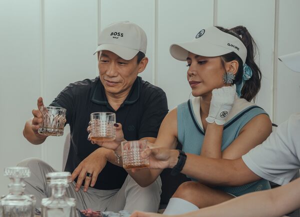 ▲金曲歌后艾怡良(右)在《整形過後》隆胸,要求醫師幫她做成「又大又挺又尖」。(圖/六魚文創提供)