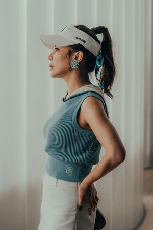 ▲金曲歌后艾怡良(右)在《整形過後》隆胸,要求醫師幫她做成「又大又挺又尖」。(圖/六魚文創提供)