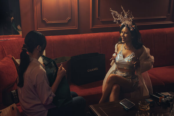 ▲金曲歌后艾怡良(右)在《整形過後》隆胸,要求醫師幫她做成「又大又挺又尖」。(圖/六魚文創提供)