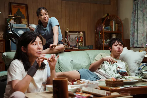 ▲游安順(左)與王彩樺在《恨女的逆襲》中飾演夫妻,從感情融洽演到怒目相對。(圖/華映娛樂提供)