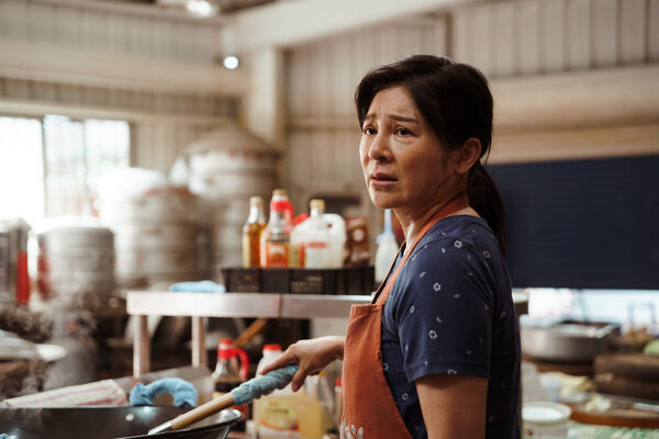 ▲游安順(左)與王彩樺在《恨女的逆襲》中飾演夫妻,從感情融洽演到怒目相對。(圖/華映娛樂提供)