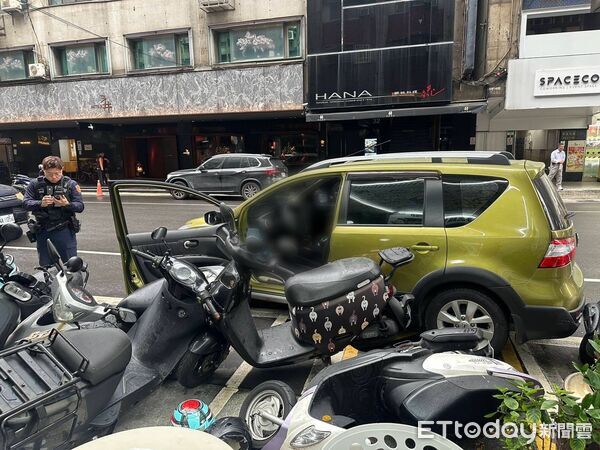 ▲▼女子下車汽車檔位還在倒車檔,導致整台車橫跨雙向車道連撞七車。(圖/記者邱中岳翻攝)