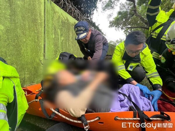 ▲警消接連3天搜尋,今天順利尋獲跌入山坡的陳男。(圖/記者陸運陞翻攝)