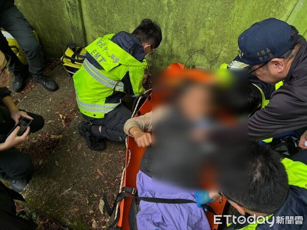 ▲警消接連3天搜尋,今天順利尋獲跌入山坡的陳男。(圖/記者陸運陞翻攝)