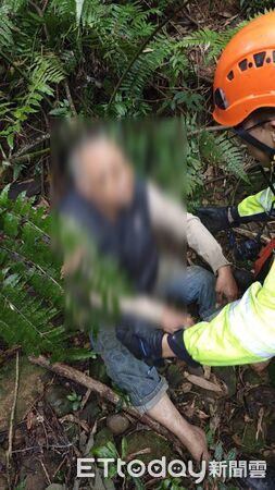 ▲警消接連3天搜尋,今天順利尋獲跌入山坡的陳男。(圖/記者陸運陞翻攝)