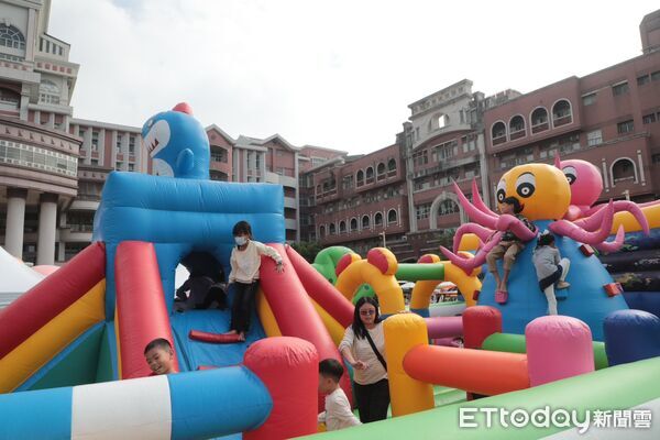 ▲「2025超偶聯盟 台南萌市力」13日在麻豆曾文市政願景園區登場,10位萌系吉祥物合體吸引親子同樂。(記者林東良翻攝,下同)