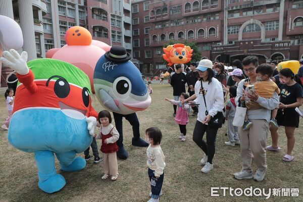 ▲「2025超偶聯盟 台南萌市力」13日在麻豆曾文市政願景園區登場,10位萌系吉祥物合體吸引親子同樂。(記者林東良翻攝,下同)