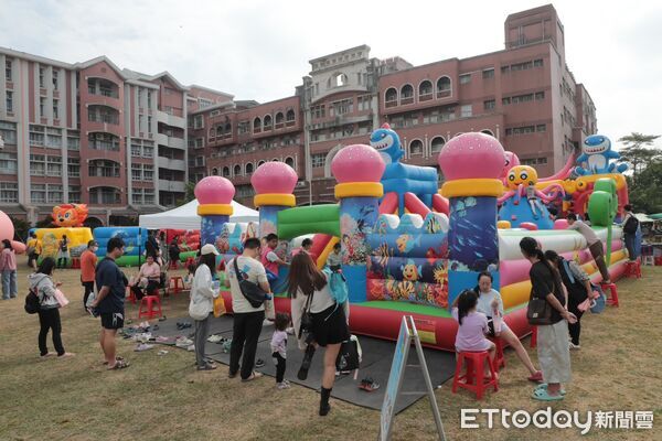 ▲「2025超偶聯盟 台南萌市力」13日在麻豆曾文市政願景園區登場,10位萌系吉祥物合體吸引親子同樂。(記者林東良翻攝,下同)