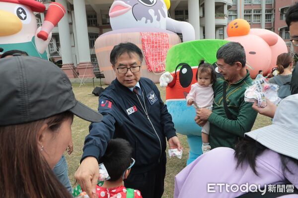 ▲「2025超偶聯盟 台南萌市力」13日在麻豆曾文市政願景園區登場,10位萌系吉祥物合體吸引親子同樂。(記者林東良翻攝,下同)