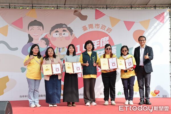 ▲台南市政府13日舉辦「托育之星嘉年華暨表揚活動」,表揚202位托育人員,社會局長郭乃文代表市長黃偉哲致意,感謝托育夥伴長期守護孩子成長。(圖/記者林東良翻攝,下同)