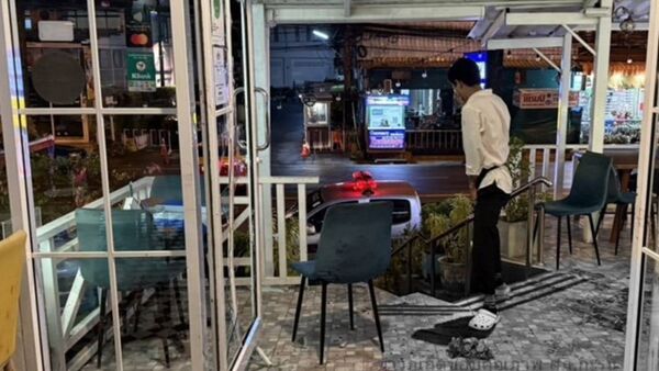 ▲▼「衝撞玻璃門」倒地亡!澳男訪普吉島餐廳 生前舉動超毛。(圖/翻攝khaophuket)。
