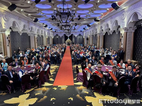 ▲台中市張廖簡宗親會舉行40週年慶祝典禮,各地宗親齊聚台中,共同回顧宗族傳承歷程。(圖/記者游瓊華翻攝)