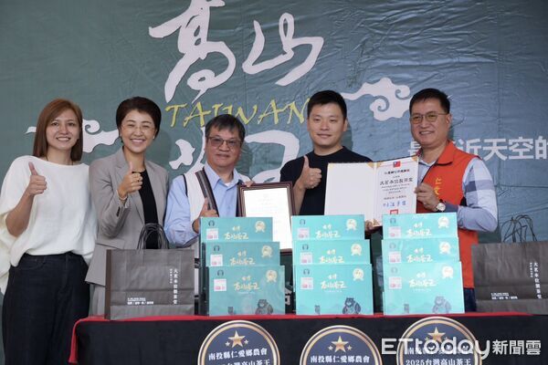 ▲▼大茗製茶橫掃台灣高山茶王三大獎,捐出百萬助仁愛弱勢,縣長許淑華表達感謝。(圖/民眾提供,下同)