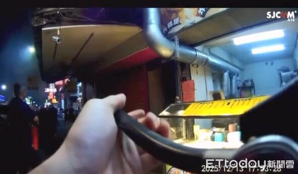 ▲▼「李記麵粉煎」南屯店遇惡火,台中員警帶滅火器壓制火勢。(圖/民眾提供,下同)