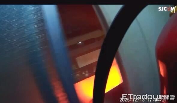 ▲▼「李記麵粉煎」南屯店遇惡火,台中員警帶滅火器壓制火勢。(圖/民眾提供,下同)