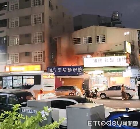 ▲▼「李記麵粉煎」南屯店遇惡火,台中員警帶滅火器壓制火勢。(圖/民眾提供,下同)