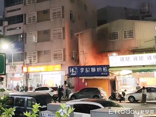 ▲▼「李記麵粉煎」南屯店遇惡火,台中員警帶滅火器壓制火勢。(圖/民眾提供,下同)