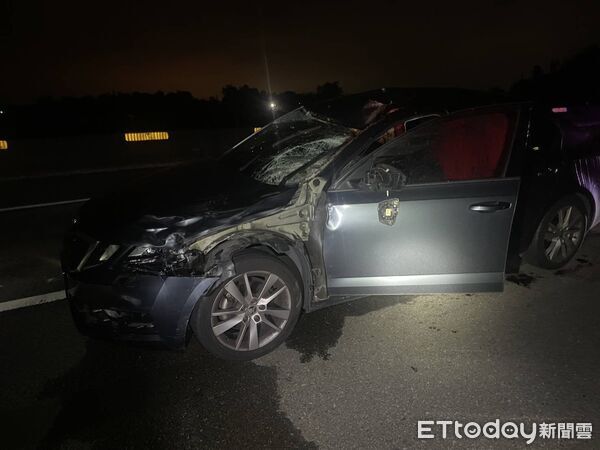 ▲▼西濱快速道路13日晚間發生一起車禍,駕駛撞上馬匹。(圖/記者楊永盛翻攝)