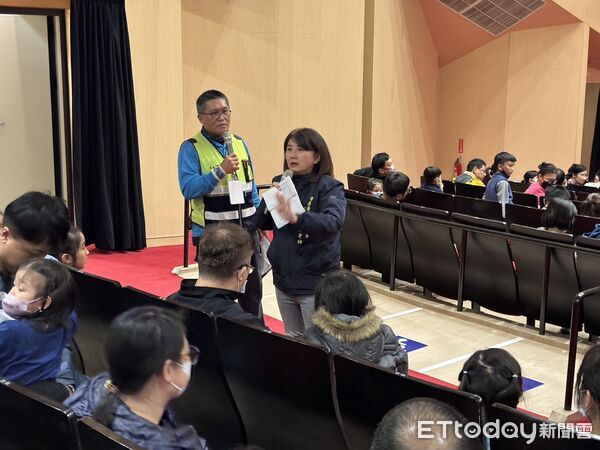 ▲台南市勞工局13日晚間在新營文化中心舉辦親子藝文活動,兒童舞劇《糖果屋的秘密》溫暖上演。(記者林東良翻攝,下同)