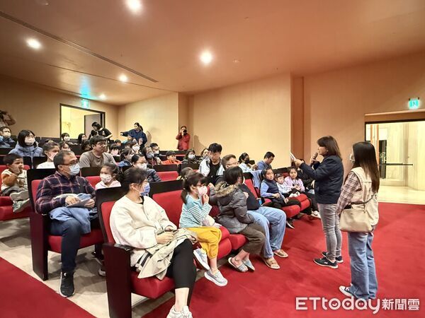 ▲台南市勞工局13日晚間在新營文化中心舉辦親子藝文活動,兒童舞劇《糖果屋的秘密》溫暖上演。(記者林東良翻攝,下同)