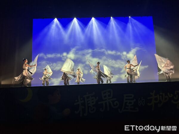 ▲台南市勞工局13日晚間在新營文化中心舉辦親子藝文活動,兒童舞劇《糖果屋的秘密》溫暖上演。(記者林東良翻攝,下同)