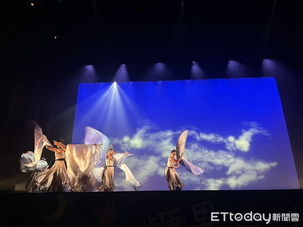 ▲台南市勞工局13日晚間在新營文化中心舉辦親子藝文活動,兒童舞劇《糖果屋的秘密》溫暖上演。(記者林東良翻攝,下同)