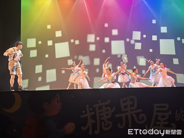 ▲台南市勞工局13日晚間在新營文化中心舉辦親子藝文活動,兒童舞劇《糖果屋的秘密》溫暖上演。(記者林東良翻攝,下同)