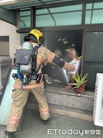 ▲▼台南住宅廚房火警,2人一度受困2樓,警消成功救援。(圖/記者林東良翻攝)