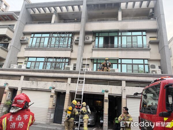 ▲▼台南住宅廚房火警,2人一度受困2樓,警消成功救援。(圖/記者林東良翻攝)