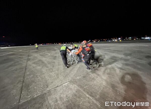 ▲▼台籍男旅客在「麗星郵輪」滑倒失去一事,由直升機送醫。(圖/地方中心翻攝)