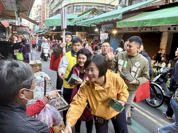 ▲▼民進黨立委、新北市長參選人蘇巧慧赴三重市場/中央市場掃街。(圖/立委蘇巧慧國會辦公室提供)