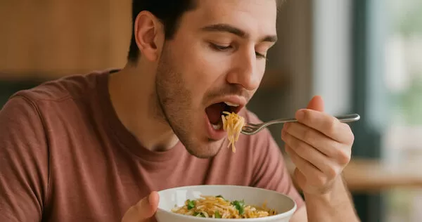 研究指出,少吃可以延緩老化速度。(圖/AI示意圖)