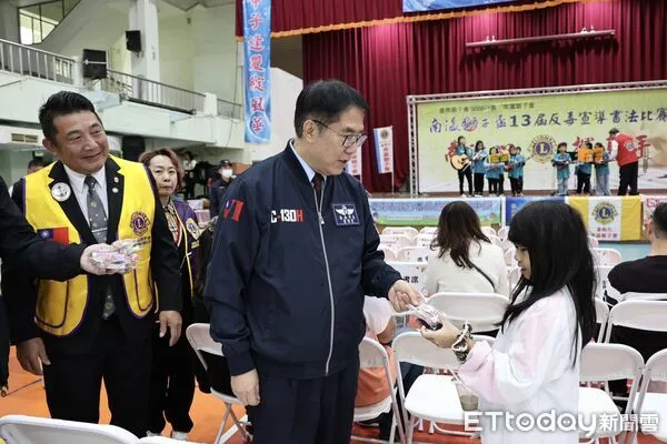 ▲市長黃偉哲親臨「南瀛獅子盃反毒宣導書法比賽」現場,為參賽學生加油打氣,肯定以藝術深化反毒教育。(記者林東良翻攝,下同)