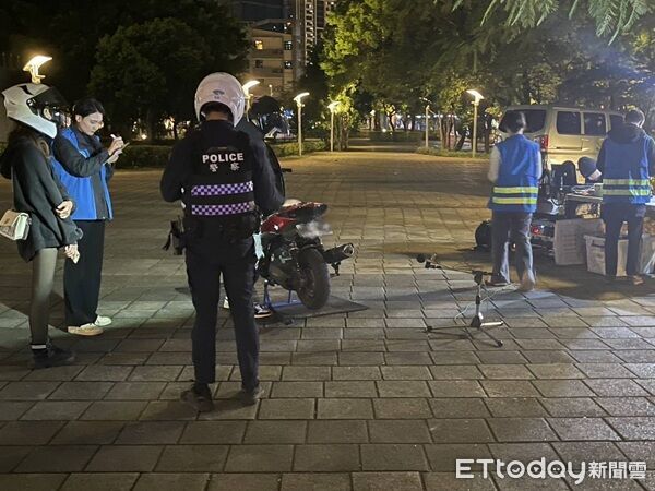 ▲桃園警方與環保局執行靜桃專案取締噪音改裝車。(圖/桃園警分局提供)