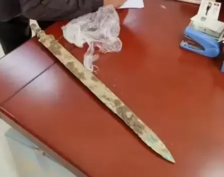 ▲六安居民挖到「戰漢青銅劍」。(圖/翻攝自微博)