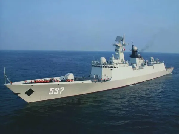 共軍宜興艦近日在執行任務時稱「中國台灣」打算驅離台灣軍機,反而被不明聲源嗆「放你X的屁」。(翻攝自搜狐新聞)