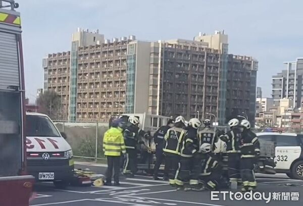 ▲▼機車卡在左後輪,蔡男則被捲入貨車車底,經救護人員救出送醫。(圖/民眾提供)