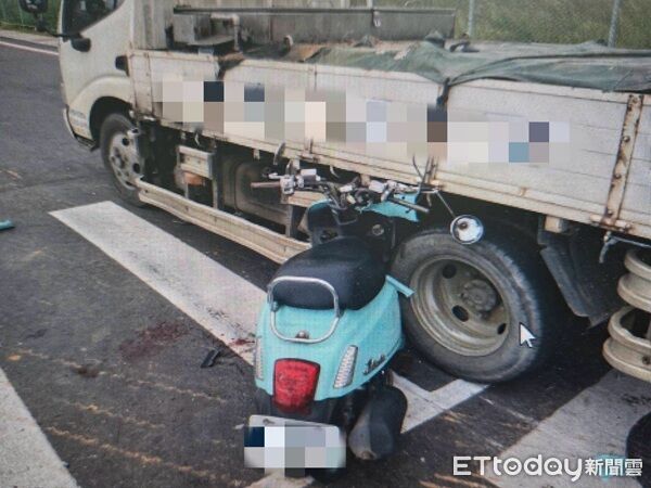 ▲蔡男騎乘機車與側向直行小貨車發生碰撞。(圖/中壢警分局提供、下同)