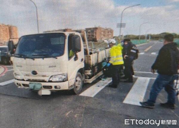 ▲蔡男騎乘機車與側向直行小貨車發生碰撞。(圖/中壢警分局提供、下同)